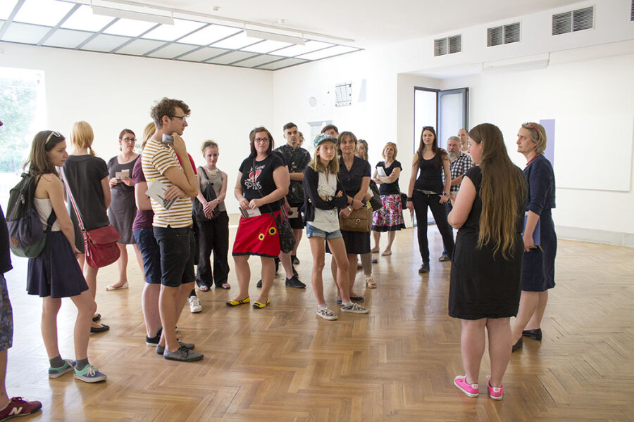 Komentovaná prohlídka výstavy s V. Chalánkovou a T. Petiškovou (foto: L. Sedláčková)